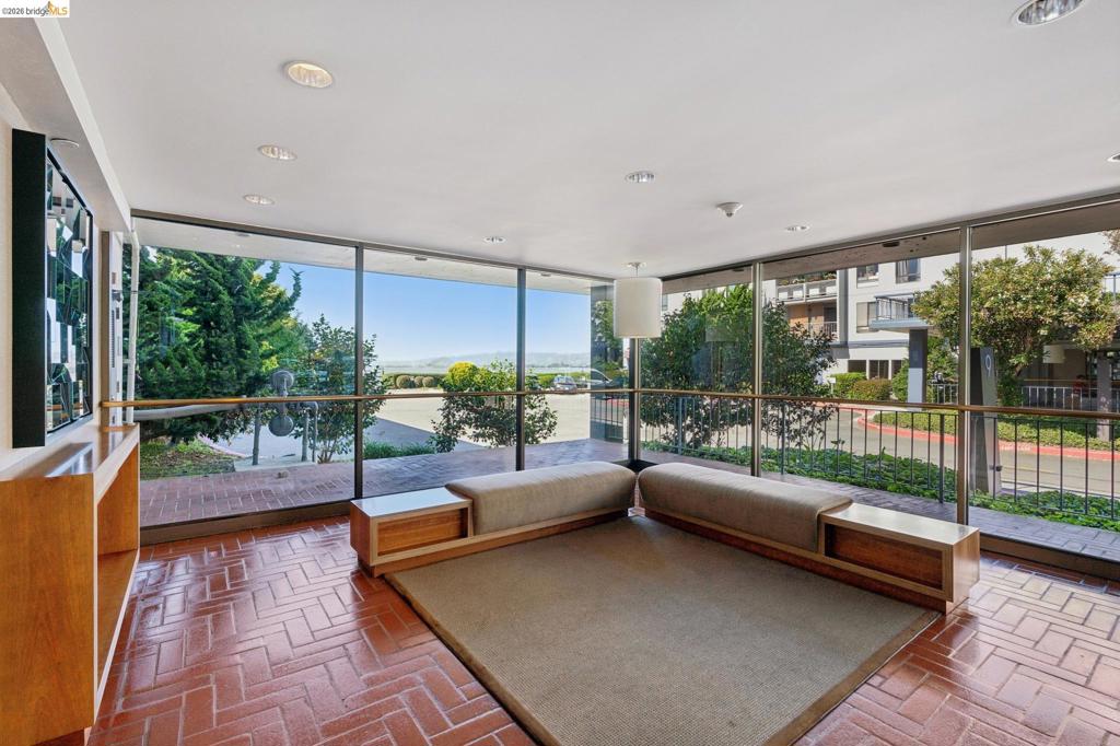 9 Commodore Dr Dr A207, Emeryville CA 94608