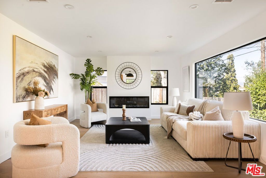 Photo of 3744 Vineland Avenue, Studio City, CA 91604 (MLS # 25621801)