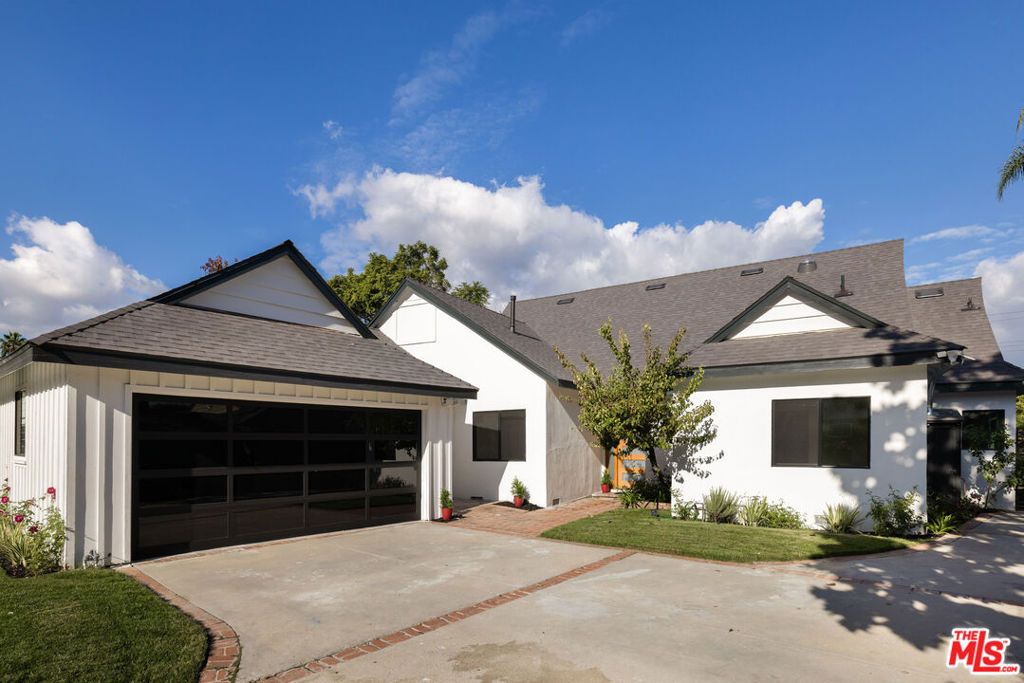 Photo of 3744 Vineland Avenue, Studio City, CA 91604 (MLS # 25621801)