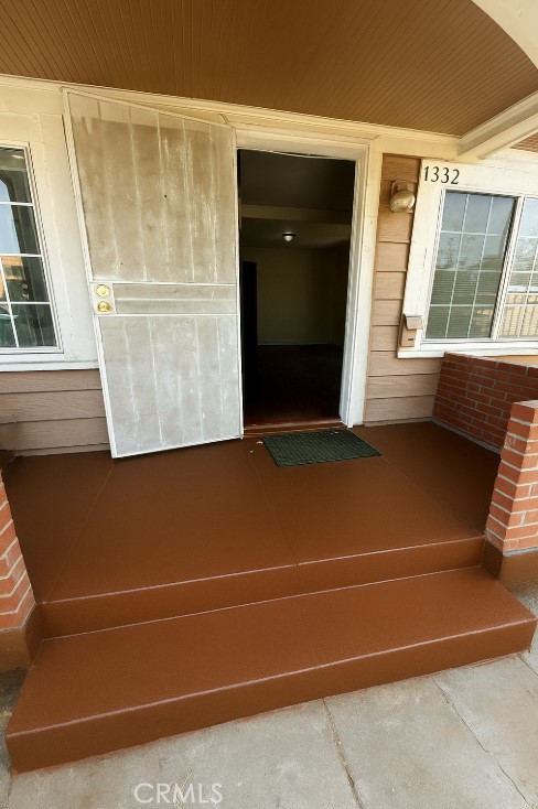 This freshly updated 3 bedroom, 2 bathroom duplex offers 1,106 square feet of living space with fresh paint, laminate flooring, and a private master en suite. The home includes laundry hook-ups for added convenience and comes with two driveway parking spaces. Water is included in the rent, and pets may be considered with owner approval.
Located in South Los Angeles, the property is close to 66th Street Elementary School, John Muir Middle School, and Fremont High School. Nearby parks include Harvard Park and Vermont Square Park, perfect for outdoor activities. Grocery shopping is convenient with Superior Grocers, Ralphs, and other local markets close by. The home also provides easy access to the 110 Freeway, making commutes to Downtown Los Angeles, USC, and surrounding areas quick and convenient.