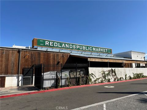 Photo of 330 3rd St St, Redlands, CA 92374 (MLS # TR25224139) Photo of 330 3rd St St, Redlands, CA 92374 (MLS # TR25224139)