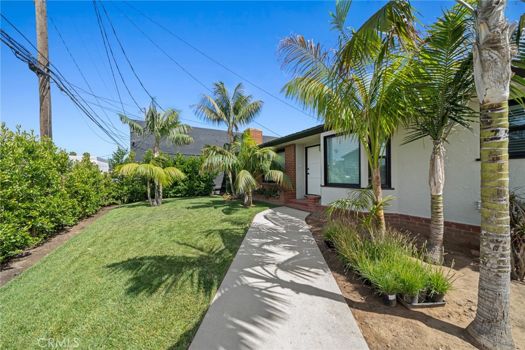 Fully remodeled and move-in ready, this stylish 2-bedroom, 2-bathroom unit blends modern finishes with everyday comfort in the heart of Eastside Costa Mesa. Enjoy wood flooring throughout, recessed lighting, and abundant natural light that fills every room. The updated kitchen features sleek white cabinetry, all-new Frigidaire appliances—including a convection/air-fryer microwave oven—and a cozy breakfast nook perfect for morning coffee.
The inviting living room includes a fireplace, while both bedrooms offer sliding closet doors and easy access to two full bathrooms with contemporary white tile flooring. Additional highlights include in-unit laundry with washer/dryer, central AC, and a private front patio plus a spacious backyard—ideal for entertaining or relaxing outdoors. Situated just moments from 17th Street, the Triangle, and all the best shopping, dining, and lifestyle amenities Eastside Costa Mesa has to offer.