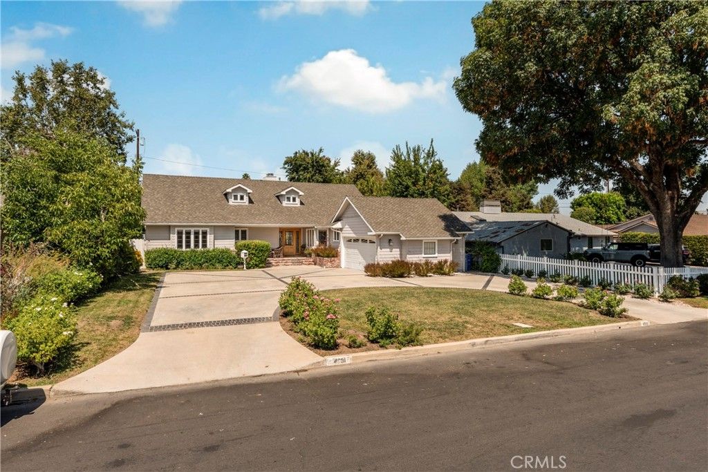 Photo of 4981 Noeline Avenue, Encino, CA 91436 (MLS # SB26119635)