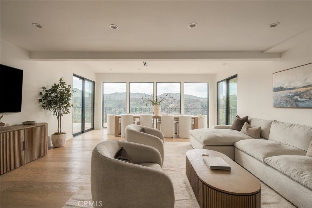 Properties 4 4335 Chaumont Road
