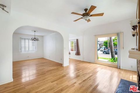 Photo of 521 N Vista Street, Los Angeles, CA 90036 (MLS # 26654957)