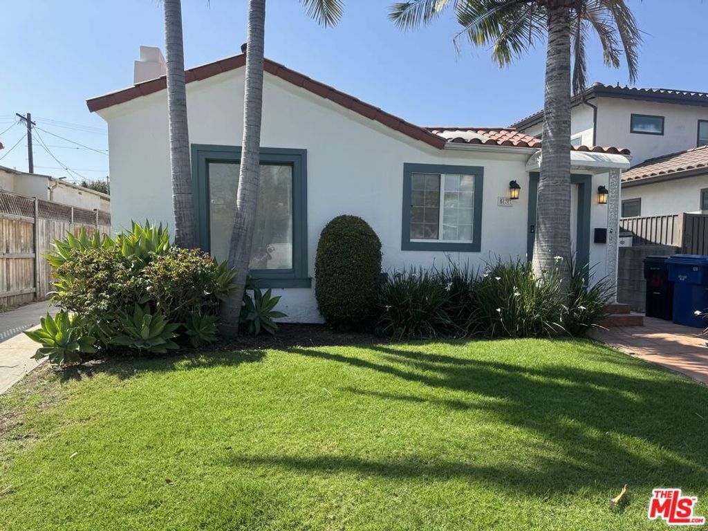 Photo of 521 N Vista Street, Los Angeles, CA 90036 (MLS # 26654957)