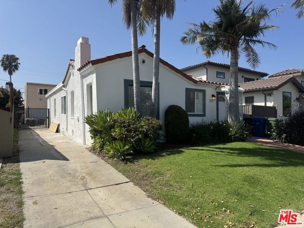 Photo of 521 N Vista Street, Los Angeles, CA 90036 (MLS # 26654957)