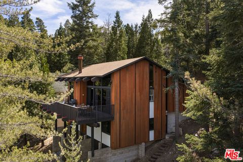 Photo of 287 Grizzly Road, Lake Arrowhead, CA 92352 (MLS # 26672341)