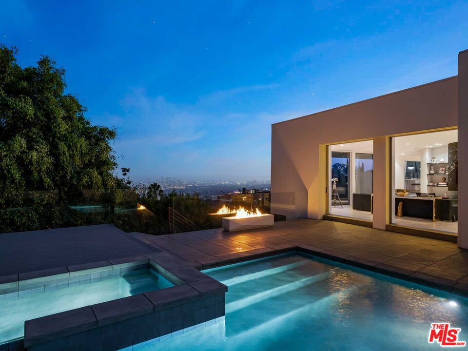 1654 N Doheny Drive