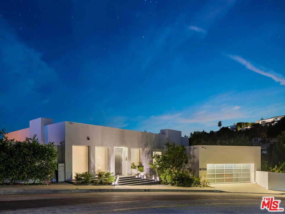 1654 N Doheny Drive