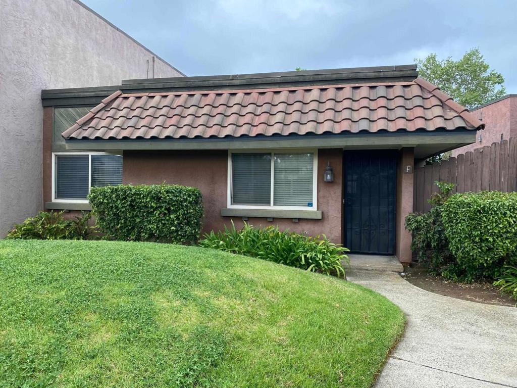 Gated Community of Sommerset Woods. Single level end unit. Upgraded granite counters. Refrigerator and washer included. Laundry unit is in the garage. Tile floors in the kitchen and living room. The one car garage is located outside of the back yard. Available 7/1.