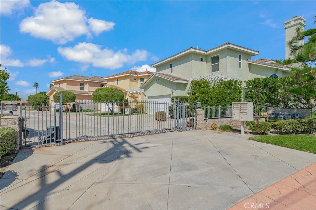 2563 Mountain Ave