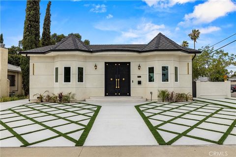 Photo of 8149 Saint Clair Ave, North Hollywood, CA 91605 (MLS # BB26090449)