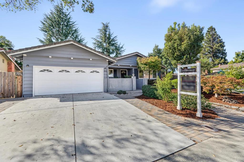 883 Roble Drive
