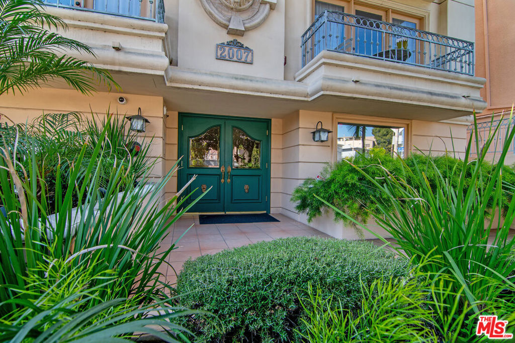 2007 S Beverly Glen Boulevard 102