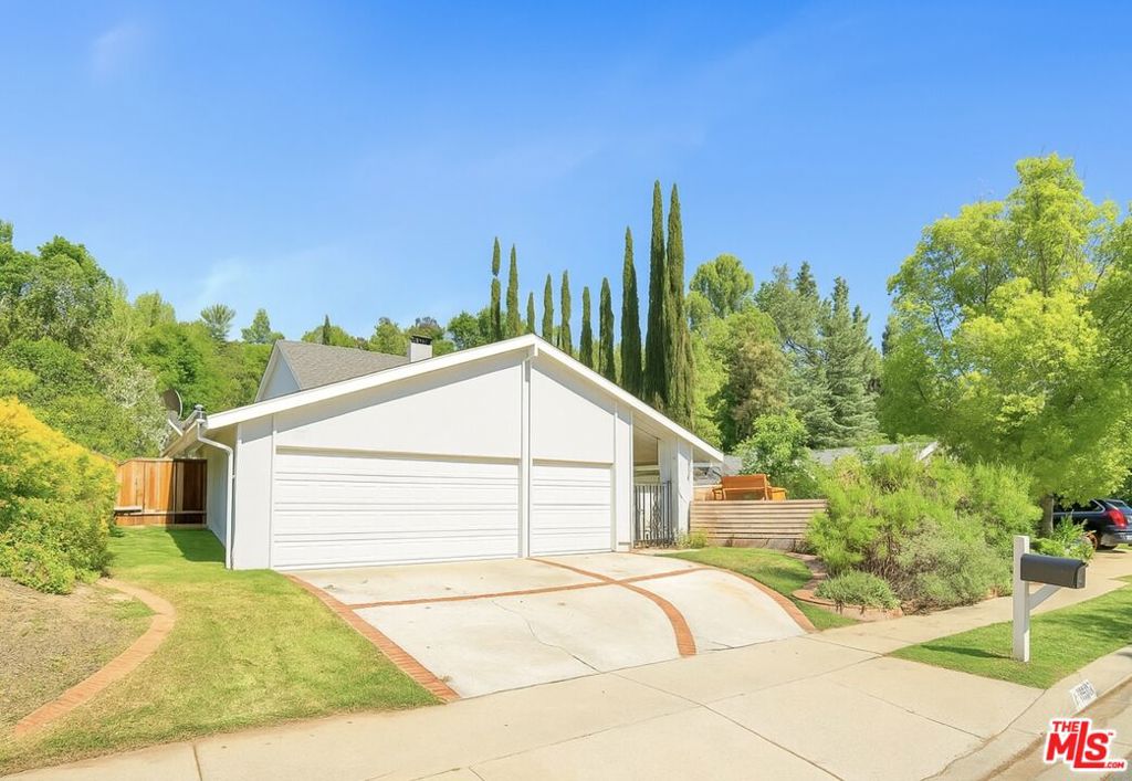 3952 Patrick Henry Place