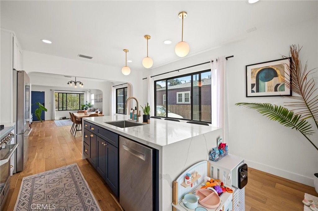 Photo of 3345 Oakhurst Avenue, Los Angeles, CA 90034 (MLS # SR25186567)