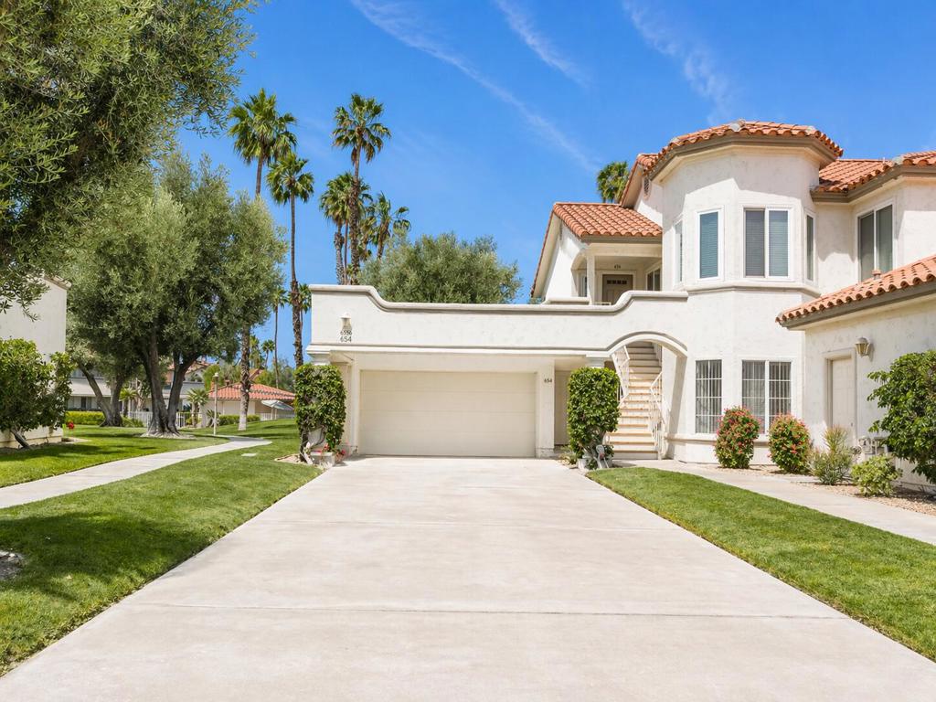 654 Vista Lago Circle N