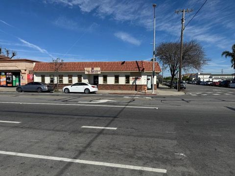 Photo of 137 E Alisal Street, Salinas, CA 93901 (MLS # ML82045839)