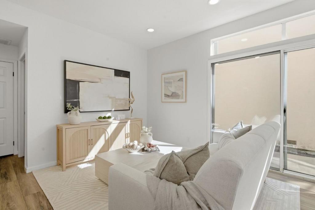 230 Lakeridge Way