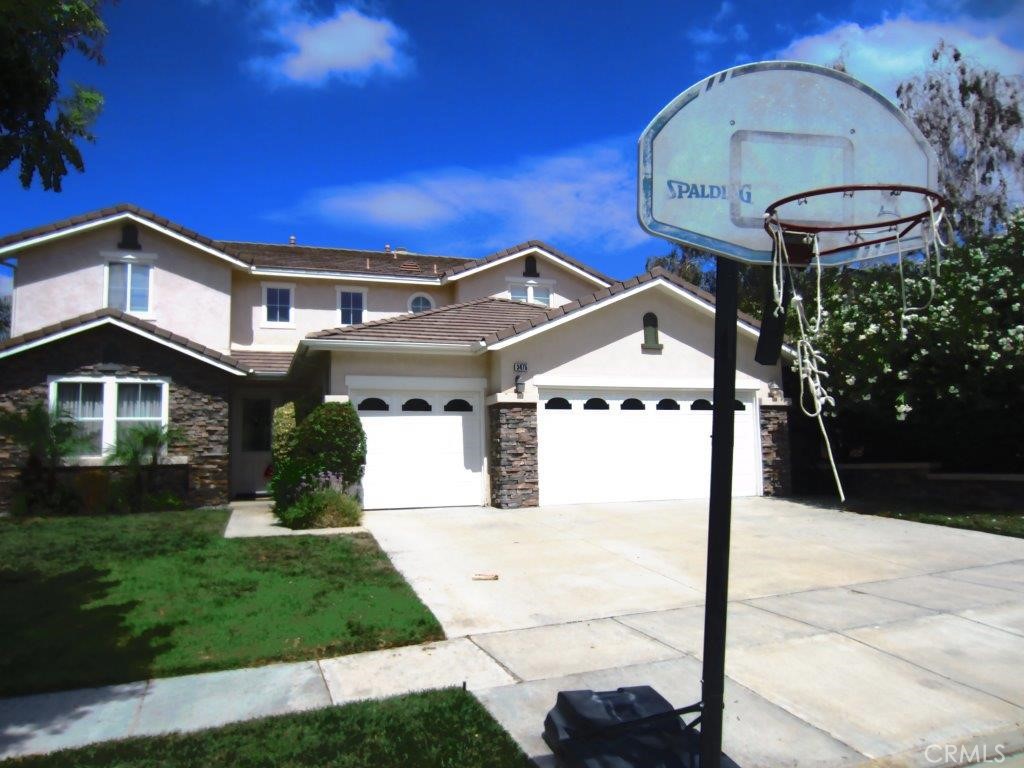Home in Central Simi. Spacious & Beautifual. 6 bedroom+3 Full bath. Two bedrooms+One full bath down. Attached 3 car garage. Formal living and dining. Nice Kitchen next Family room with fireplace. Laundry room next to garage. Master Suite with soaking tub. Beautiful mountain views from the Master. Good size yard with Sparkling Pool and Spa.
Very nice area. Rent is including Pool service and the gardener. Close to schools, Grocery, Fwys