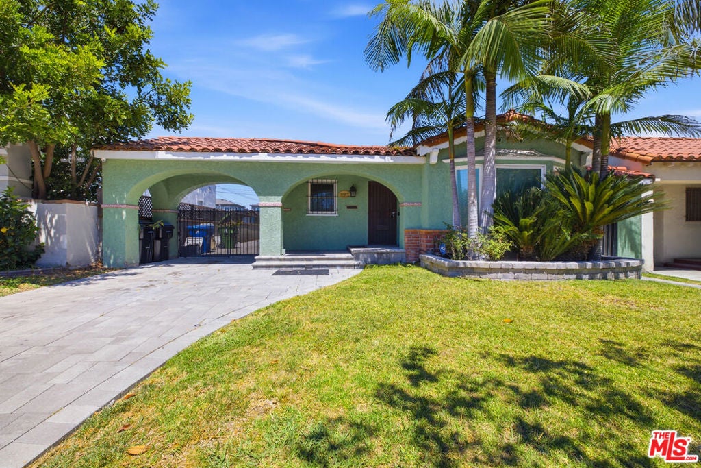Photo of 3237 W 74th Street, Los Angeles, CA 90043 (MLS # 26874873)