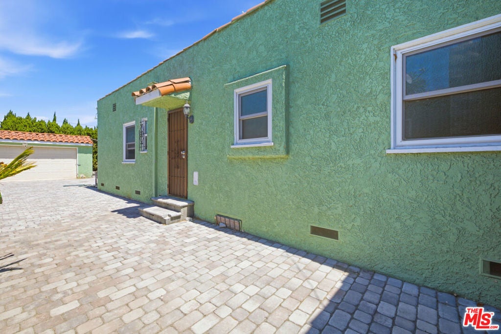 3237 W 74th Street