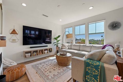 Photo of 2911 W Exposition Place #1, Los Angeles, CA 90018 (MLS # 26772791)