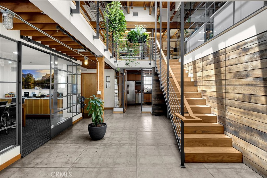425 E 4th Street E