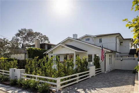 156 Chiquita St, Laguna Beach, CA 92651 - MLS#: LG26086476