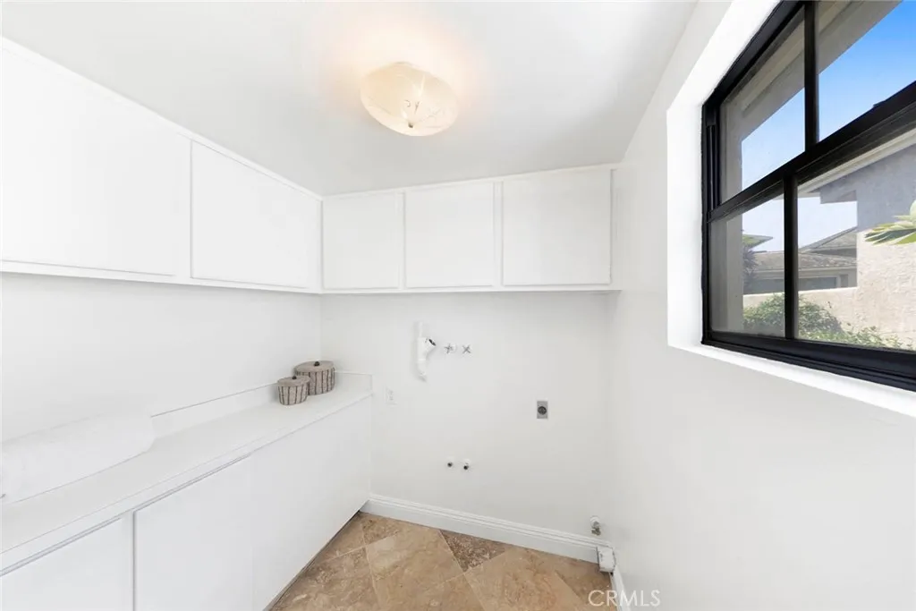 Newport Beach, California 92660, United States, 2 Bedrooms Bedrooms, ,2 BathroomsBathrooms,Residential,Active,161759