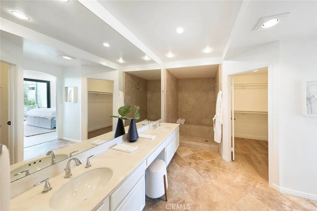 Newport Beach, California 92660, United States, 2 Bedrooms Bedrooms, ,2 BathroomsBathrooms,Residential,Active,161759