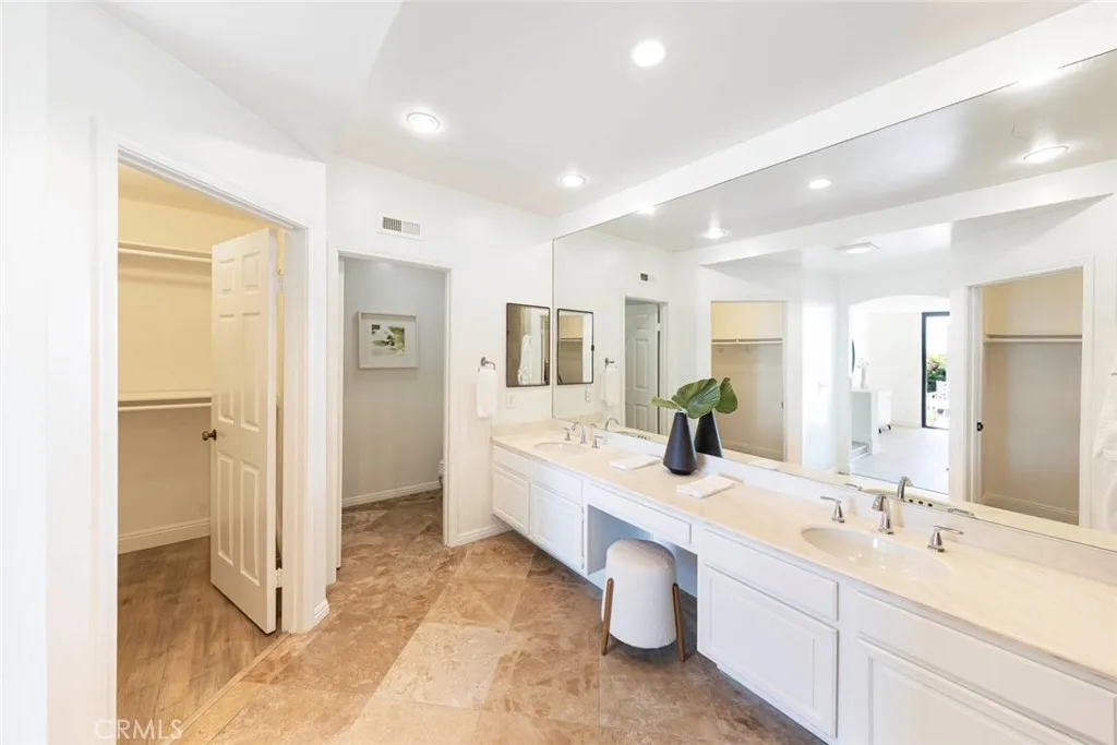 Newport Beach, California 92660, United States, 2 Bedrooms Bedrooms, ,2 BathroomsBathrooms,Residential,Active,161759