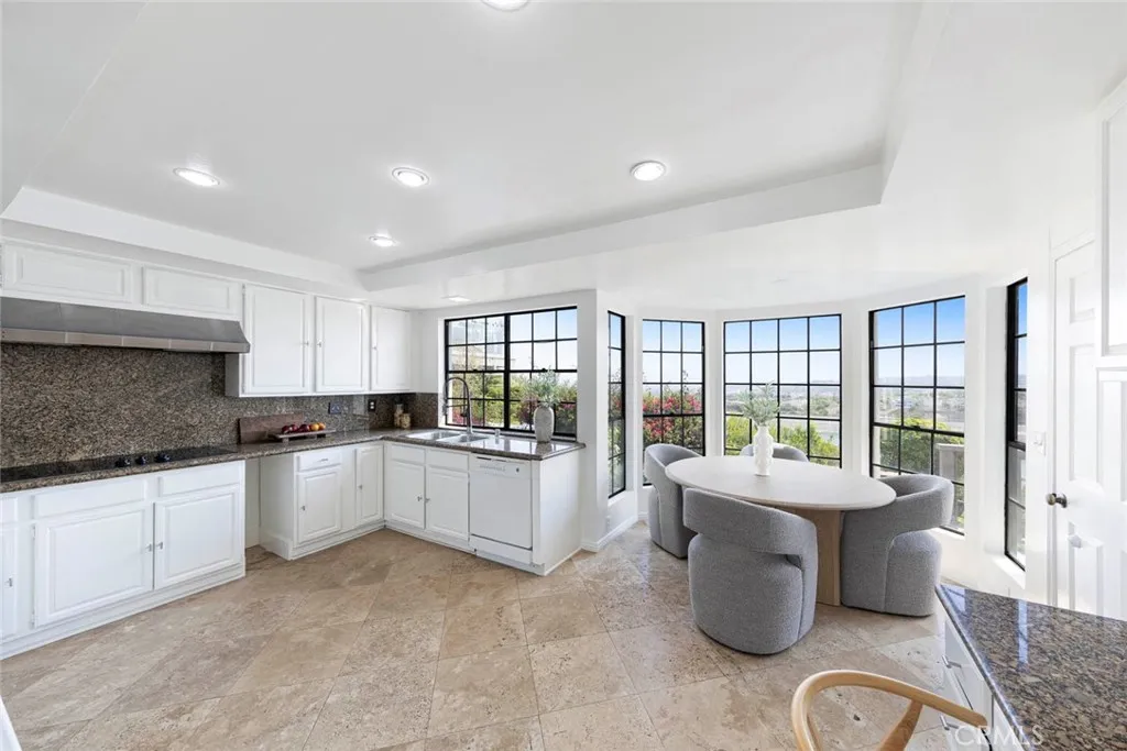 Newport Beach, California 92660, United States, 2 Bedrooms Bedrooms, ,2 BathroomsBathrooms,Residential,Active,161759