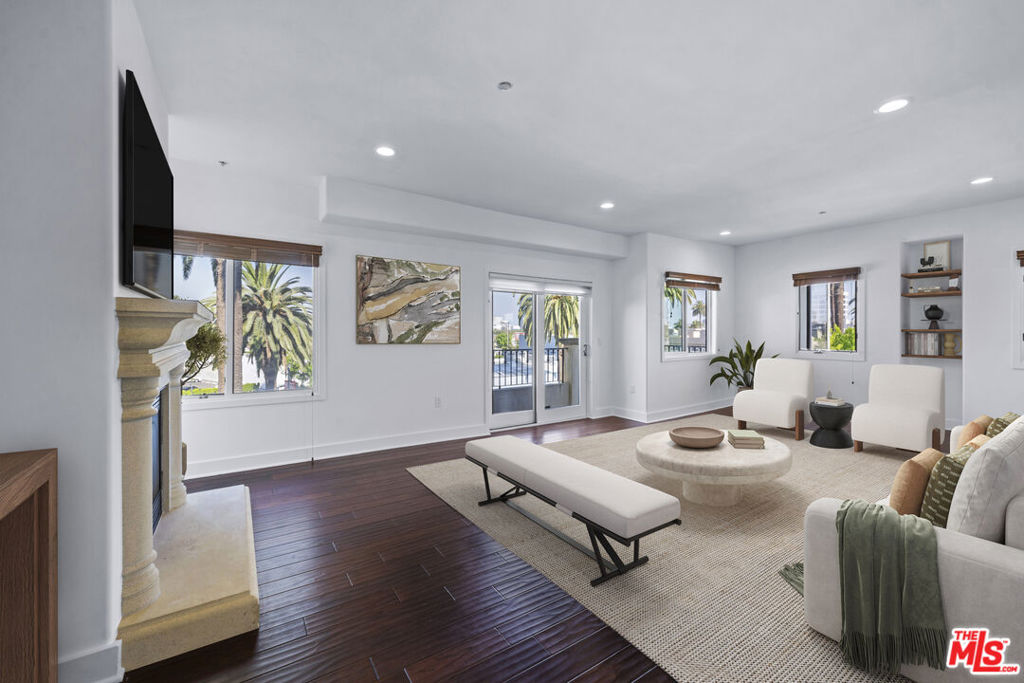 155 N Hamilton Drive 402