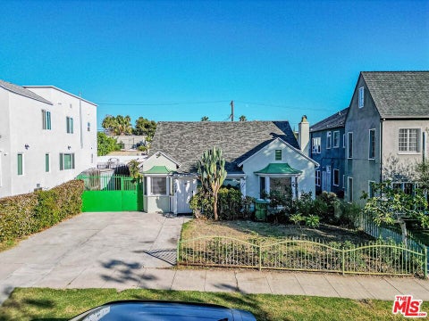Photo of 1128 S Citrus Avenue, Los Angeles, CA 90019 (MLS # 26103737)