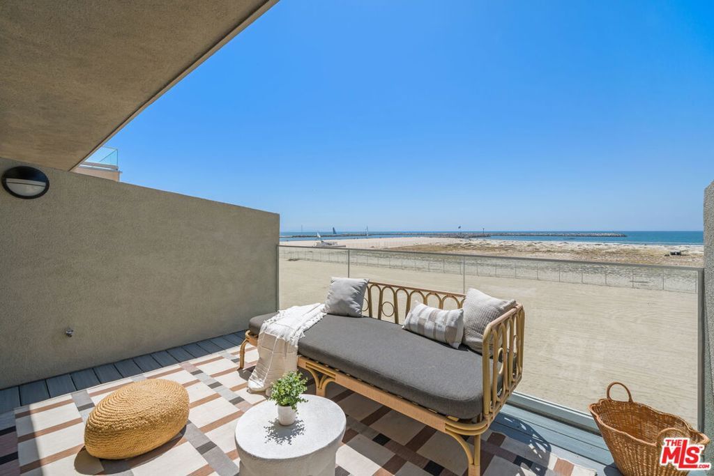 Photo of 6 Voyage Street #204, Marina Del Rey, CA 90292 (MLS # 26638515)