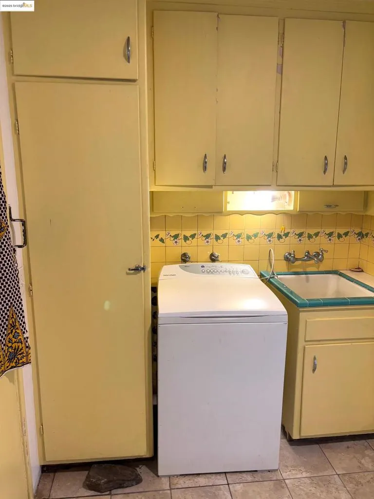 Oakland, California 94605, United States, ,Residential,Active,19238