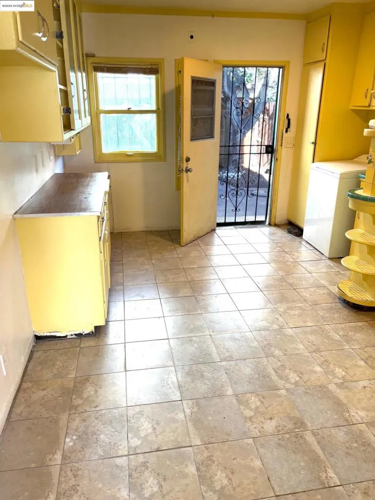 Oakland, California 94605, United States, ,Residential,Active,19238