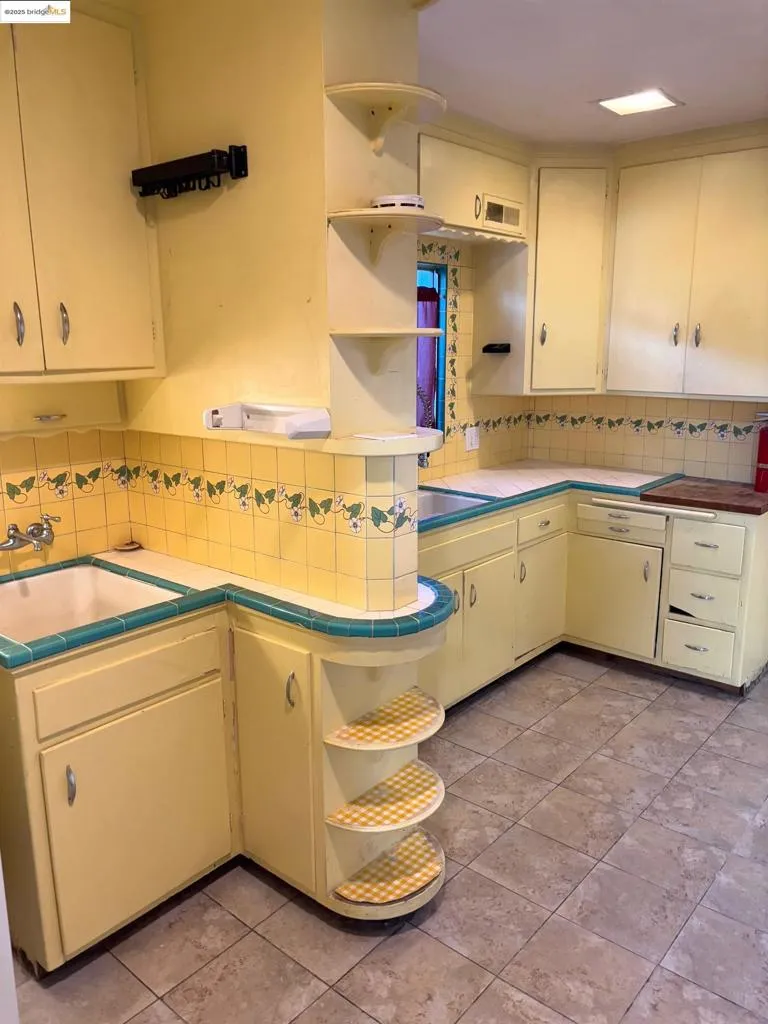 Oakland, California 94605, United States, ,Residential,Active,19238