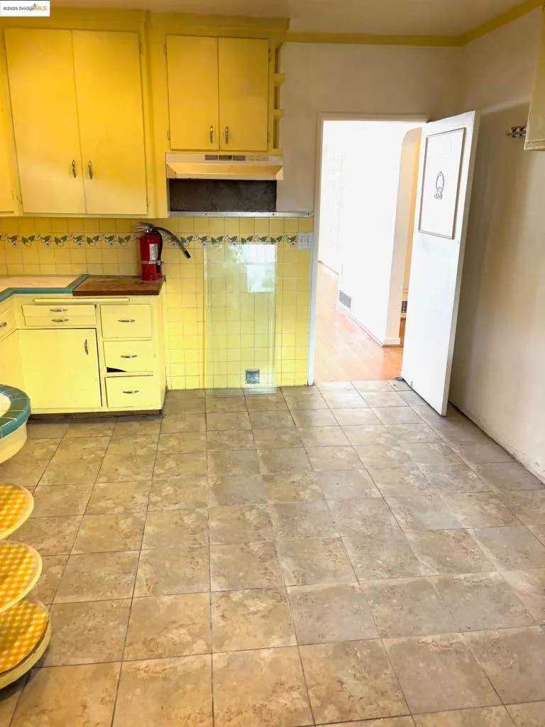 Oakland, California 94605, United States, ,Residential,Active,19238