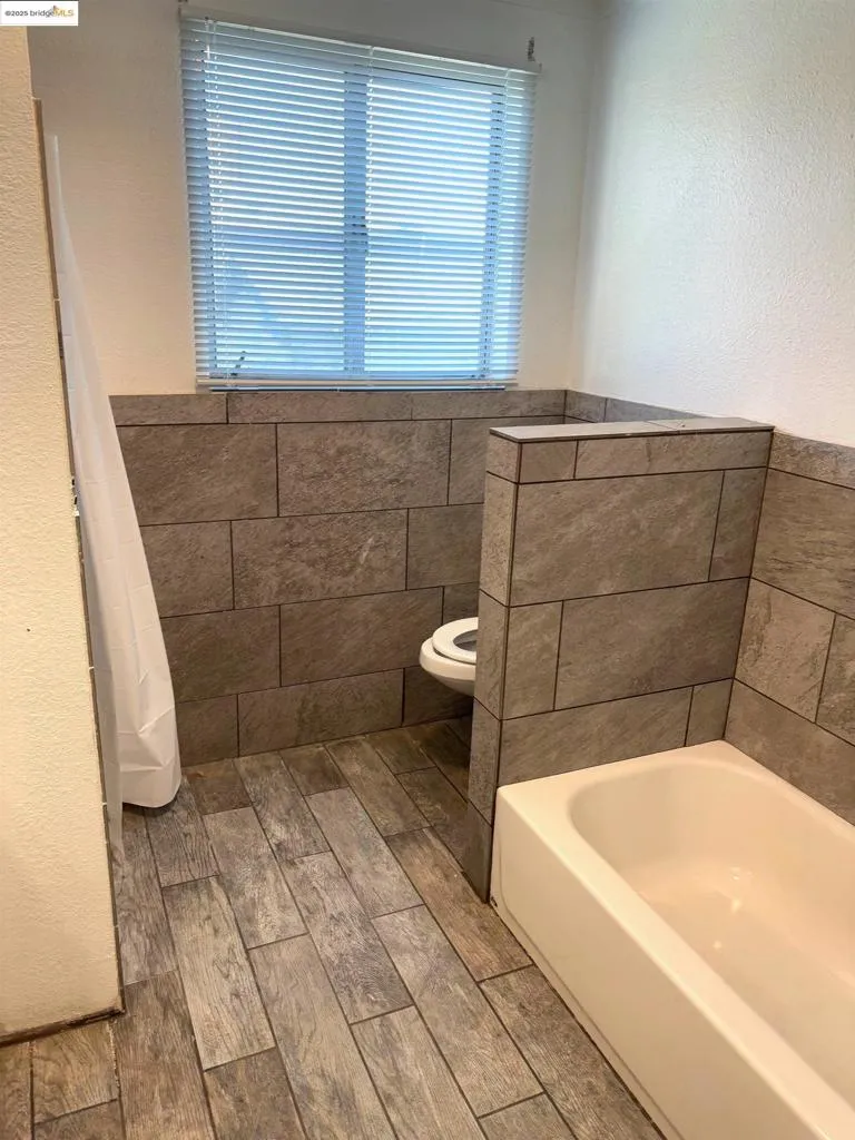 Oakland, California 94605, United States, ,Residential,Active,19238