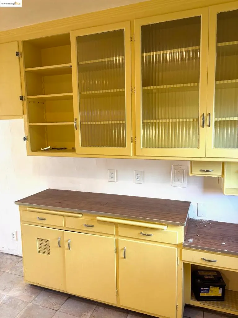 Oakland, California 94605, United States, ,Residential,Active,19238