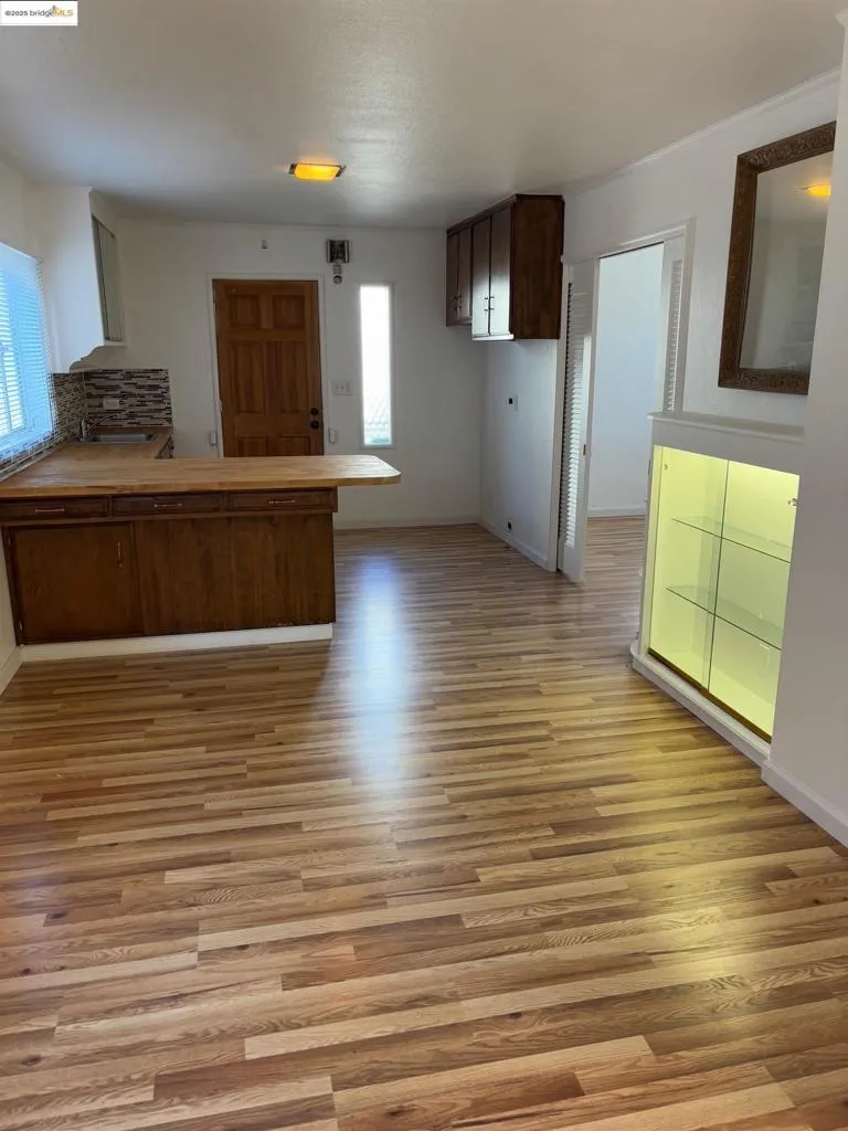 Oakland, California 94605, United States, ,Residential,Active,19238