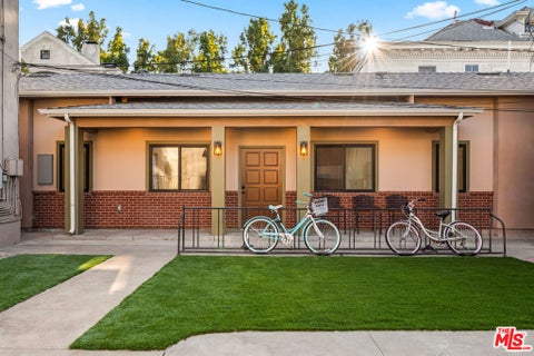 Photo of 2336 Scarff Street #2336, Los Angeles, CA 90007 (MLS # 26102648)