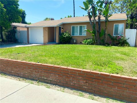 Photo of 7339 White Oak Ave, Reseda, CA 91335 (MLS # SR26084172)