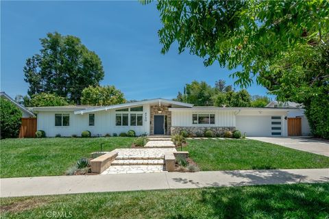 Photo of 4730 Degovia Avenue, Woodland Hills, CA 91364 (MLS # SR26125431)
