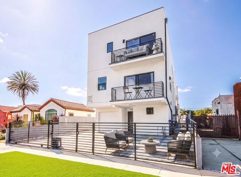 Photo of 1921 Carmona Avenue, Los Angeles, CA 90016 (MLS # 26861297)