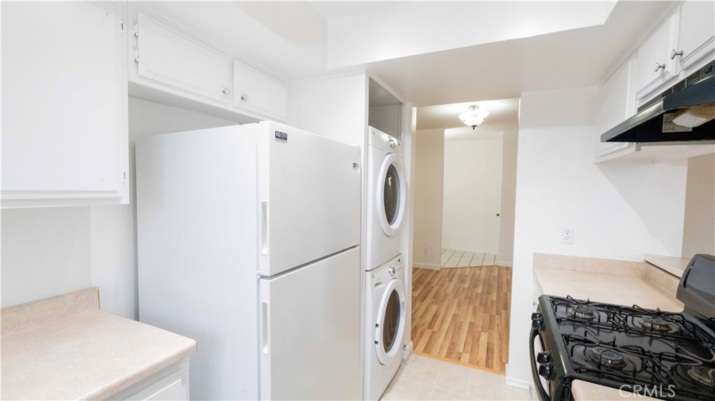 Discover the perfect blend of comfort and convenience in this charming 2 bedroom- 2 bath condo in Van Nuys! Featuring beautiful hardwood floors, a spacious walk in closet, and abundance natural light. This home offers a warm and inviting atmosphere. Enjoy the ease of an indoor washer and dryer. A cozy balcony for your morning coffee, and a separate storage room for extra space. With quick access to major freeways, commuting is a breeze. Don't miss this opportunity to make it your own! ALSO unit for lease 2600.00 a month.
Sold AS IS!! NO REPAIRS