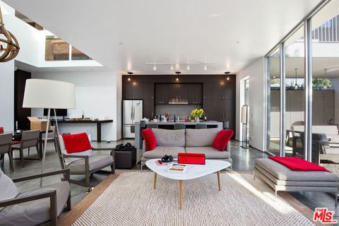 Photo of 547 Vernon Avenue, Venice, CA 90291 (MLS # 25583709) Photo of 547 Vernon Avenue, Venice, CA 90291 (MLS # 25583709)